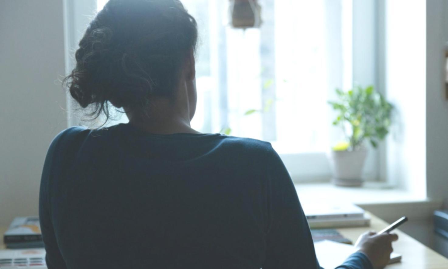 Übersichtliche Finanzplanung mit strukturierten Unterlagen und praktischen Werkzeugen